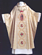 “十字褡”或者“祭披”，相当于东正教中的Phelonion。是天主教举行弥撒时，主祭神父穿在最外层的祭服。祭披主要为罗马式和哥特式两种，罗马式不遮盖双臂，行动方便；哥特式的外形则更像长袍，材质也较为柔软。颜色有金、白、红、绿、紫、黑，根据不同场合使用不同颜色。
