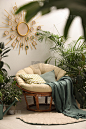 休息区内部配有舒适的木瓜椅和室内植物