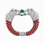 黄金及铂金手链，镶嵌祖母绿、红宝石与钻石，创作时间为1956年。