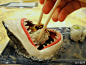 [鲨鱼寿司盘] 这寿司的盘子有些特点哈，在鲨鱼嘴中沾酱汁是神马滋味？！