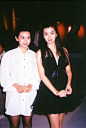 #王祖贤#和#邱淑贞#1993年合作电影《城市猎人》的旧照。照片中，两人身体紧密相依，邱淑贞红唇白皙，笑容甜美，王祖贤穿黑色抹胸短裙，皮肤白皙。