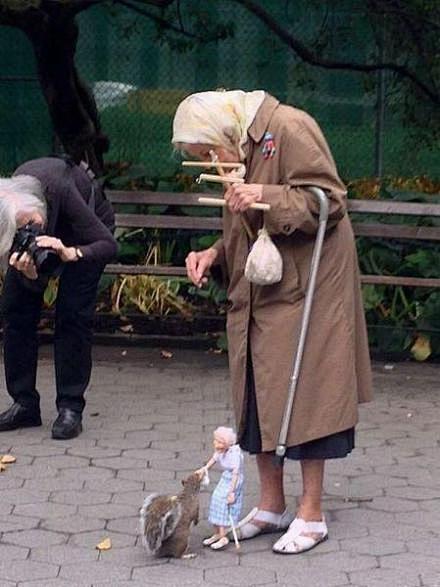老奶奶操控着一只“老奶奶”提线人偶，为小...