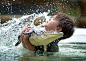 澳大利亚，巴拉腊特：3岁的查理·帕克在巴拉腊特野生动物园的水池里和一只叫做阿甘（Gump）的美洲鳄一起游泳，鳄鱼的嘴部被封了起来