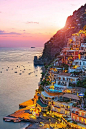 Positano, Italy。波西塔诺位于意大利坎帕尼亚大区阿马尔菲海岸‎沿岸的一个小镇。城镇主要部份背山面海，分布在高山与大海之间的平地上，一位作家这样形容：波西塔诺是一个梦乡，你在时，她不是很真切，你离开后，她变的栩栩如生。阿马尔菲海岸被誉为欧洲最美丽的海滩，这里的海岸线蜿蜒曲折，岸上山岛耸峙巍峨，山谷与海岬交错，果园与野生植物并存，原生态的自然环境中有丰富的人文历史，浓密山林中散落着许多如诗如画的小镇，而其中最漂亮的那一个叫做波西塔诺。