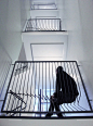 【铁栏杆的新功能】只是多耗费一点点材料，这些栏杆可以变成单元门口或楼梯间的长椅，供居民临时休息之用。（芬兰设计师：Aamu Song & Johan Olin ） #创意#