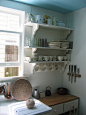 厨房角落，洁白的置物架，置放常用餐具的地方，偏向欧式风格，简约实用。