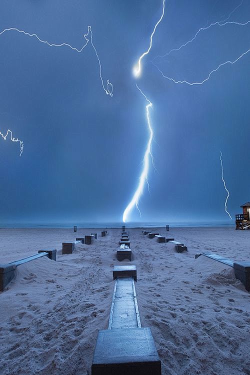 闪电风暴，美国佛罗里达州，并在沙滩上