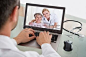 Google 图片搜索 http://us.123rf.com/450wm/andreypopov/andreypopov1501/andreypopov150100544/35690716-doctor-having-video-conference-with-senior-patient-and-nurse.jpg?ver=6 的结果