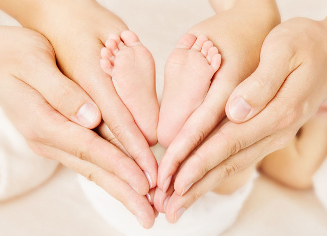 夫妻的双手和婴儿的脚图片
