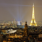 浮华街灯闪烁

人比光影脆弱

见得到的

心里未必惦着

摄于巴黎铁塔下