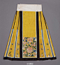 晚清时代汉人女性的马面裙，有阑干样式即有深色边装饰的是70~80年代的，百褶鱼鳞是90年代的。 ​​​​