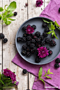 Volvic Blogparade: Blackberry Infused Water / Food Photography / Blackberries, Mint, Dahlias