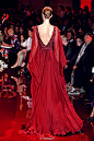 Elie Saab Haute Couture Fall 2013，设计师说这一季灵感是来自王公贵族皇冠上的各色宝石，开篇的红色系列自然是红宝石的颜色.....