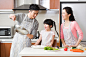 年轻双亲,烹调,家庭生活,亲情,家务_6019f0f7e_快乐家庭做饭_创意图片_Getty Images China