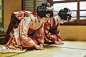 日本の伝統的な舞妓ひざまずき、お辞儀 - kimono ストックフォトと画像