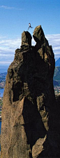 跳到在斯沃尔夫storhorn lillehornærgeita顶峰斯沃尔夫æR，挪威
Jumping from Storhorn to Lillehorn on the Svolværgeita pinnacle in Svolvær, Norway