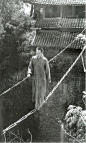 @花花镜界：四川江油的窦图山寺简易铁索桥，1930S。The Jiangyou Figure Hill Temple. Simple iron chain bridge, China, 1930s