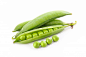 成熟的豌豆蔬菜与绿叶孤立高级照片