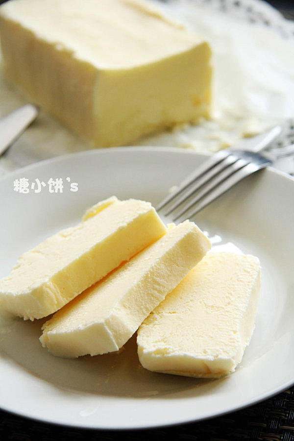 奶油冰砖
材料：蛋黄2个，牛奶140ML...