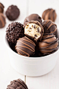 Cookie Dough Truffles - Perfectly poppable bites of cookie dough dipped in chocolate. Eggless and no bake. 
RECIPE: http://livforcake.com/2016/01/cookie-dough-truffles.html #巧克力#