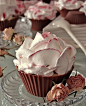 kary1954:

Vintage White Rose Cupcake&#;160!
