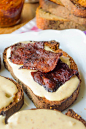 Creamy Goat Cheese, Fig Butter and Caramelized Bacon Crostini
奶油羊排+焦糖培根 #吃货#