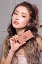 3CE STROBING SKIN PALETTE : 맑고 투명한 여배우 광채 실현탬 피부톤에 따라 연출하는 퍼스널 하이라이터 팔레트