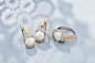 一套银和金戒指和耳环装饰与珍珠在蓝色的背景照片下载
