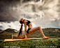 在瑜伽垫上的健身美女摄影高清图片 - 大图网设计素材下载
