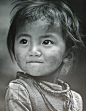 一个中国小女孩，眼神中透露着饱满的天真、坚韧、自信各种精神，让人动容。
