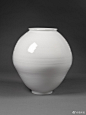 这个白色的月光瓶由当代资深陶瓷艺术家朴英淑于2008年在韩国制造，她以制作光滑细致的白色瓷器著称，展现出手艺和美感。 ​​​​
