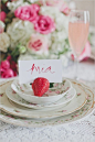 最适合春夏季节的水果主题婚礼，草莓在婚礼中的运用+来自：婚礼时光——关注婚礼的一切，分享最美好的时光。#草莓# #婚礼灵感# #席位卡# #餐盘设计#