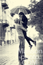 【美图分享】Vladimir Nikulin / Masson的作品《Young couple on the street of the city with umbrella》 #500px#