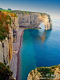 法国诺曼底的诶特尔塔（Etretat）因其壮丽、独特的悬崖而闻名世界