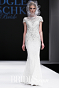 Badgley Mischka Fall 2015 wedding dress collection.巴吉利·米诗卡2015秋冬婚纱发布带着旧时好莱坞式的繁华与性感而来，两位设计师的作品中钉珠刺绣是一大亮点，无论是优雅的鱼尾还是经典的抹胸款式，这一工艺应用到极致。华丽的细节与层叠的3-D花朵刺绣共同成就了礼服的精致，网格面纱与华丽复古的婚纱互相辉映，将我们的记忆带那个繁华的时代，巴吉利·米诗卡(Badgley Mischka) 再一次重现了新娘的复古时尚。