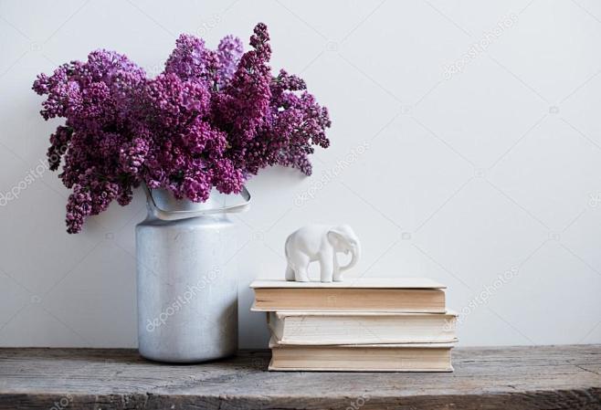 家居室内装饰，丁香在花瓶和质朴的木桌，白...
