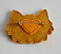 Fieltro broche gato / Pin mano cosida gato por CreaturesInStitches