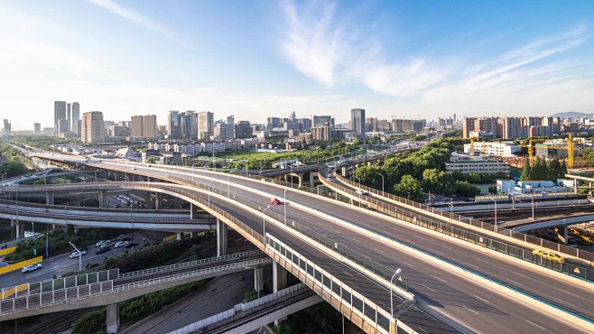 现代城市延时摄影的市中心道路交叉口