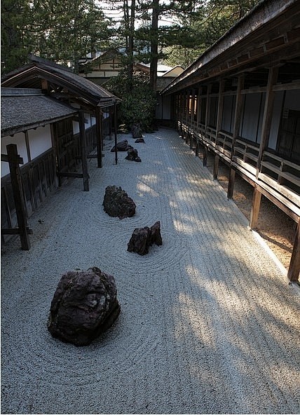 枯山水。源于13世纪日本禅宗寺院的缩微式...