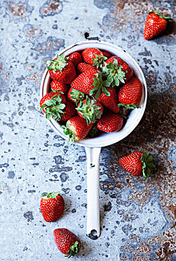 容器,草莓,桌上