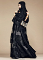 Dolce & Gabbana日前为中东伊斯兰国的贵妇们专门制作推出了全新“Abaya Collection”系列～遵从其国度和信仰的传统穿着习惯，虽然只是黑白两色的长袍包头，却在服装装饰和配饰上丝毫不丢失品牌惯有的华丽浮夸～