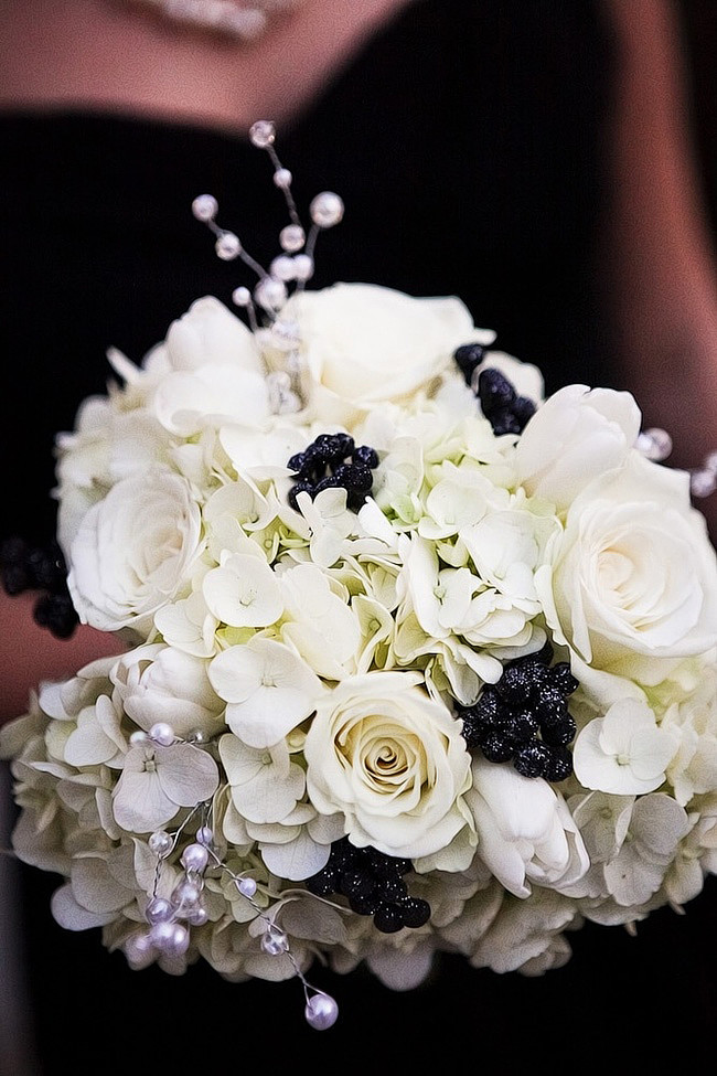 时尚经典的黑白新娘手捧花