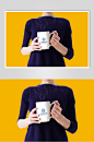 黄底时尚女士手握水杯教育VI设计样机-众图网
