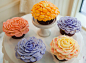 舌尖上的“花朵” 爱与春意都兼备的鲜花纸杯蛋糕+来自：婚礼时光——关注婚礼的一切，分享最美好的时光。#婚礼甜品# #cupcake#
