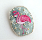 ＜noriko様オーダー品＞刺繍brooch：フラミンゴ : ※こちらはオーダー品になります。青い花冠をかぶってご機嫌なフラミンゴの刺繍ブローチです。お洋服やバックなど‥さりげなく、華やかさをプラスしてくれます。インテリアとして、お部屋の好きなところに飾っても♪◎size：5.8×7.5◎素材：刺繍糸・綿生地・透明＆ナチュラルカラービーズ・厚紙・ブローチピン：注意事項：○ブローチピンは金属製の物を使用しています。　アレルギー等ございましたら付け替え可能ですので、　遠慮なくお申し付け下さい。○実物に近い色味