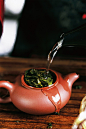 【紫砂茶宠】紫砂茶宠是爱茶之人必备的茶件之一，说是茶宠不如说是给喝茶增添乐趣的小玩偶。紫砂有灵气并通人性，跟随主人的时间久了，就会有灵性起来。刚买来的时候会是很新的紫砂色，或红或紫或偏白，表面微微 起砂，感觉到的是一种未开化的气息。带回家养在茶台上，每天喝茶的时候也给它喝一口，在把玩中摩挲，天长日久的滋润，它的色泽也会慢慢地释放出来。 ——摘自新书《一茶一会》