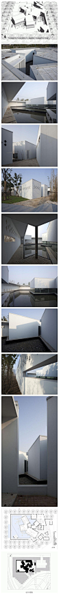 #GN分享#上海嘉定区“莲花庭院”，由TM Studio设计。建筑具有三个功能：茶馆、公共厕所和公园管理办公室。设计师将建筑体量分开设计成几个较小的结构，形成复杂的空间布局。开窗的穿孔墙成为项目的边界，使公园和室内空间产生了视觉连接。墙体和建筑之间形成静谧的莲花池塘和庭院。http://t.cn/zjUks0J