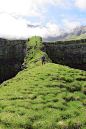 天然石桥，在Hornstrandir 自然保护区，冰岛。Bridge in Hornstrandir Nature Reserve. Iceland