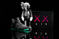 KAWS x Air Jordan 4 夜光效果展示