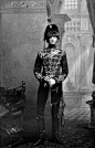 轻骑兵制服源起15世纪匈牙利骑兵的合体军服，后作为骑兵制服被欧洲各国广泛采用，在民间也备受青睐，19—20世纪的男女装多借鉴轻骑兵制服门襟与袖口的辫状装饰，时至今日依旧频繁登上时尚舞台。（图2、3—20世纪初普鲁士某公主，图4、5—19岁的前英首相丘吉尔，图8、9—Dolce & Gabbana 2012-13秋冬）